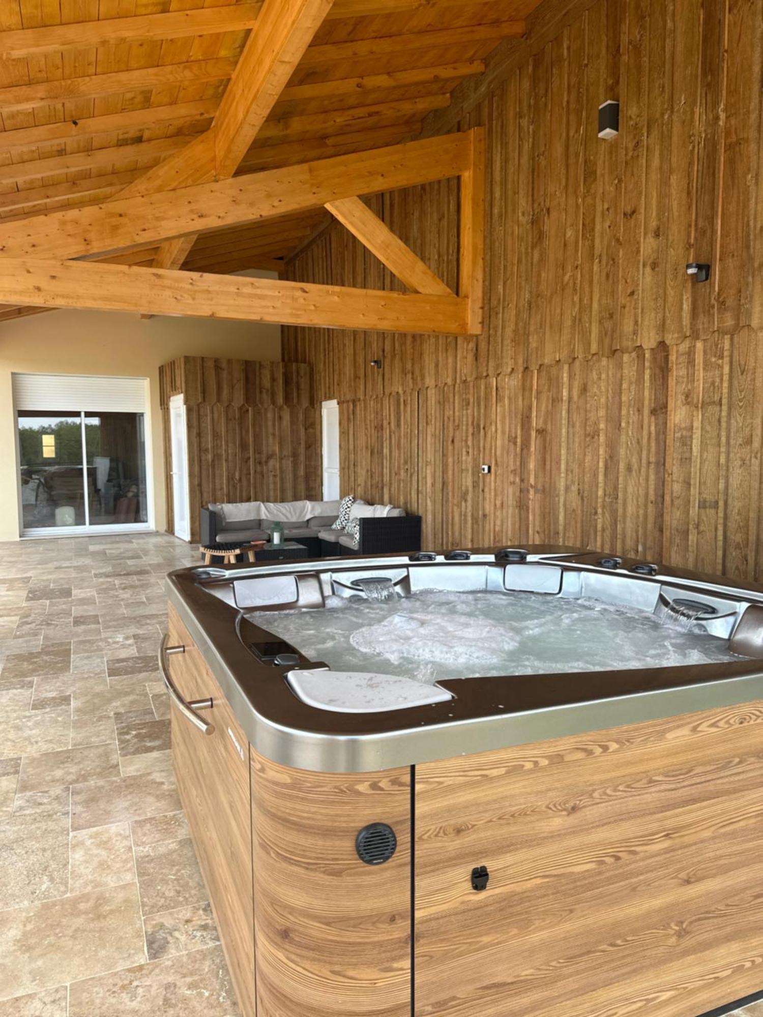 Dynastie - Le Repaire De Maltus "Gites & Spa" Lussac  ภายนอก รูปภาพ